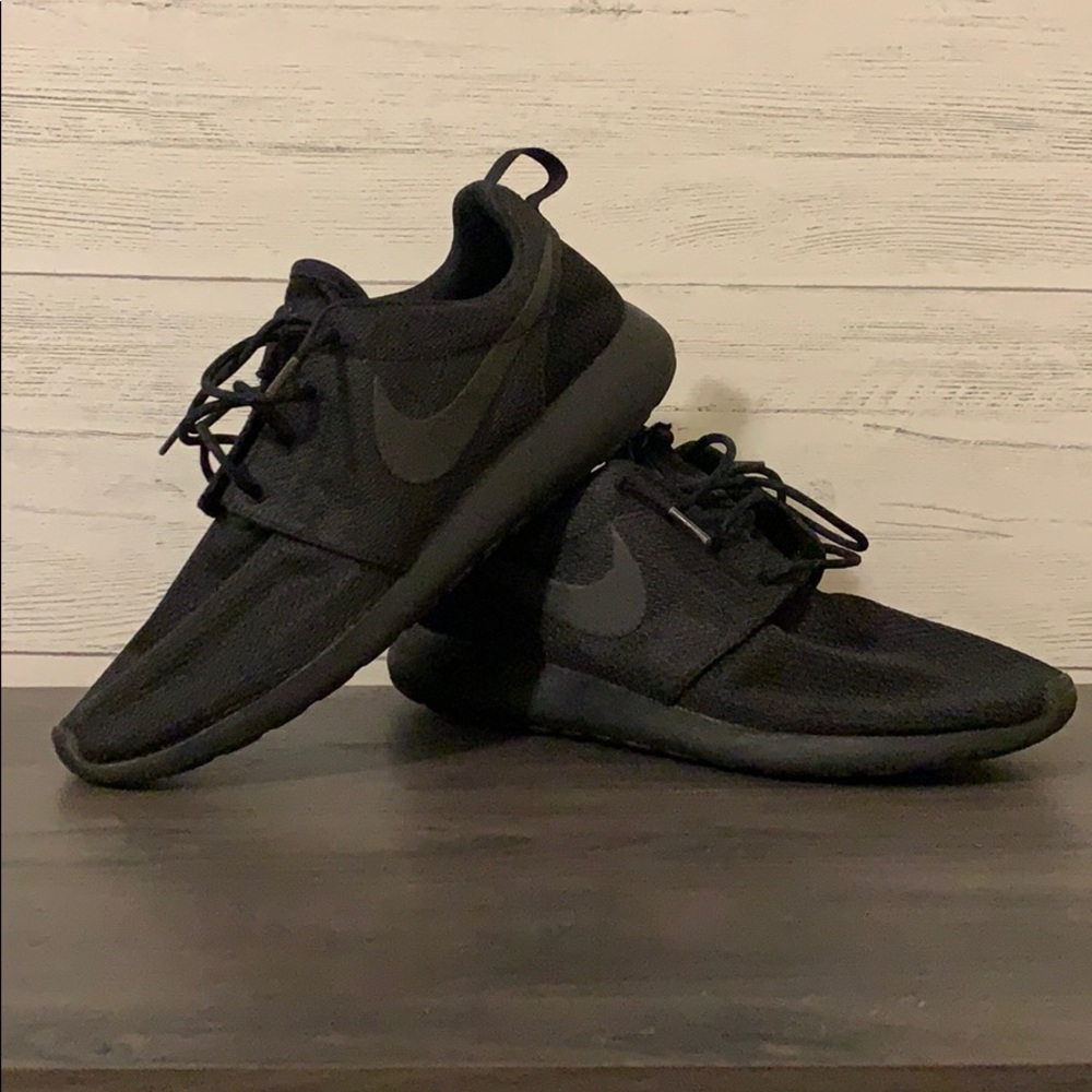 Nike All Black Roshe!